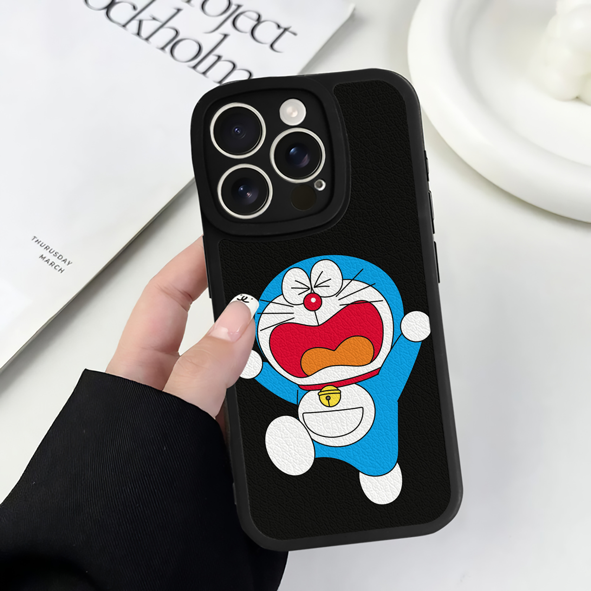 （画像用） ドラえもん Doraemon 【iPhone 16シリーズ対応】シリコンスマホケース（レザー調） 材質：シリコン